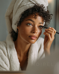 Flauschiger Handtuchturban, Locken und Make-up-Pinsel am Auge
