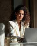 Cremefarbener Blazer mit Reverskragen und taillierter Passform